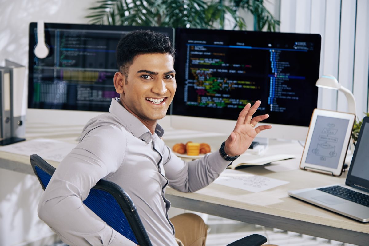 Стажировка qa engineer. Девушка разработчик из индии. qa engineer обучение. разработчик картинка.